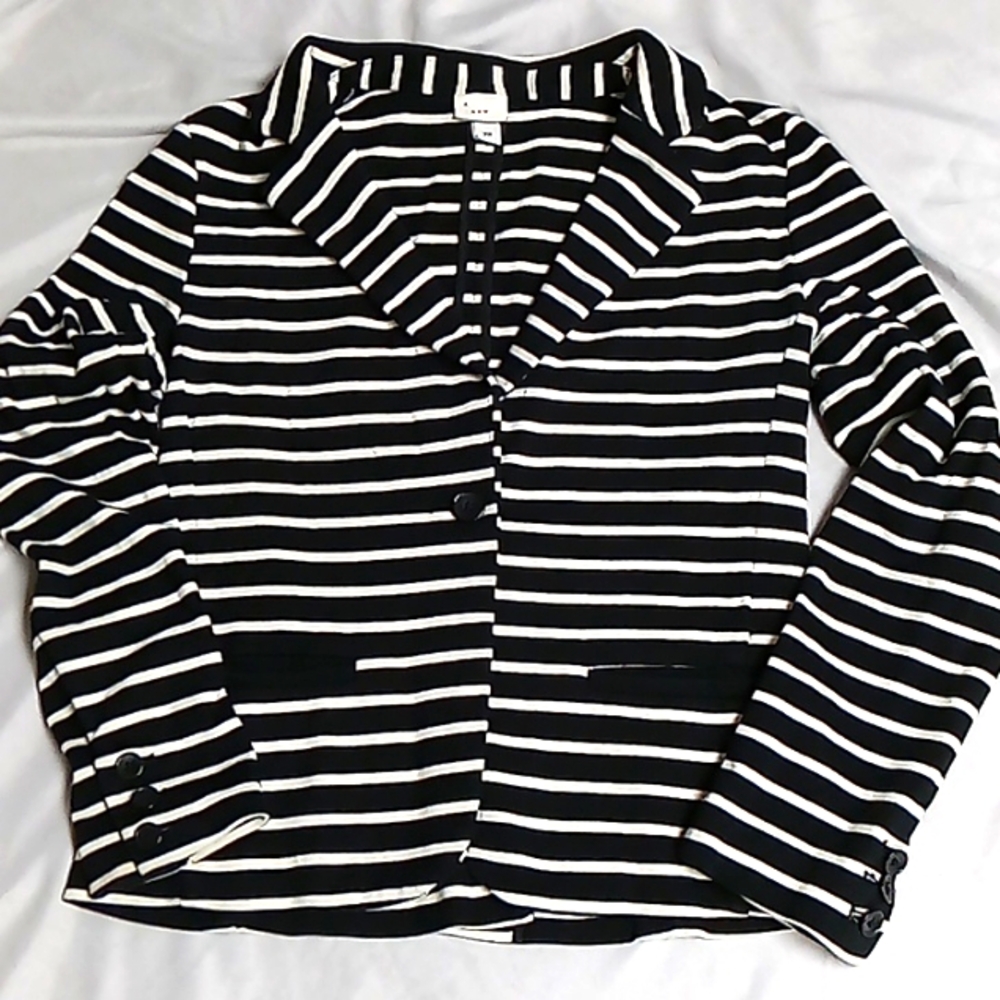 New Day.. Jacket.Sz.Xs..Black&White